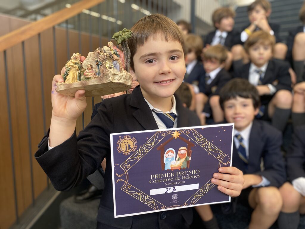 En el concurso de belenes los alumnos preparan con cariño y dedicación un Nacimiento como parte de los actos de Navidad en Gaztelueta