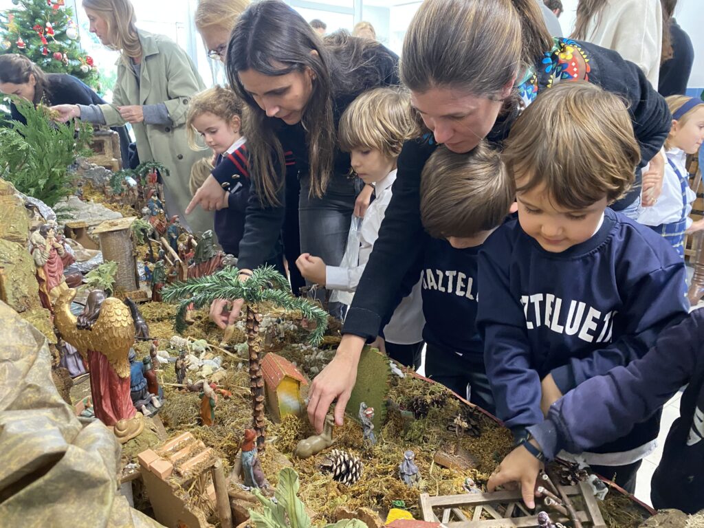 las familias de Infantil disfrutan de un momento entrañable de decoración de Navidad en Gaztelueta